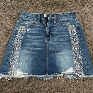 Cute American Eagle Denim, Embroidered Skirt - Size 0 Stretch
